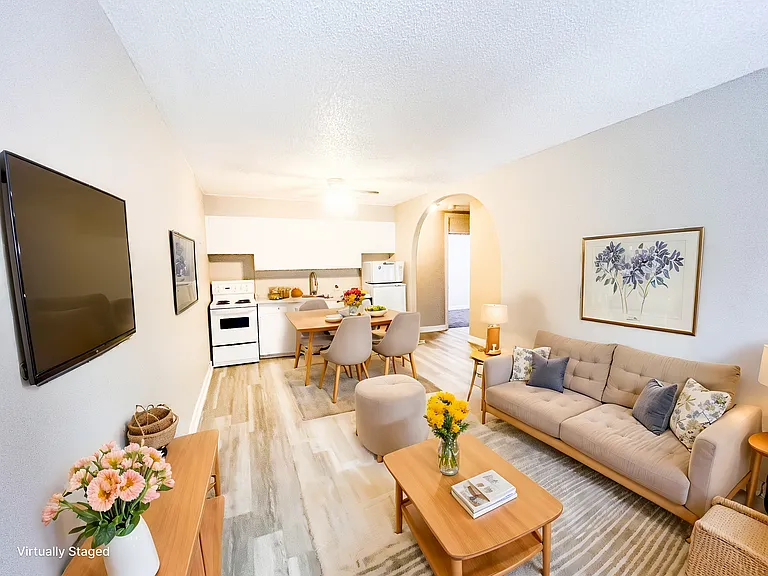 1424 Victoria Ave — Photo 3