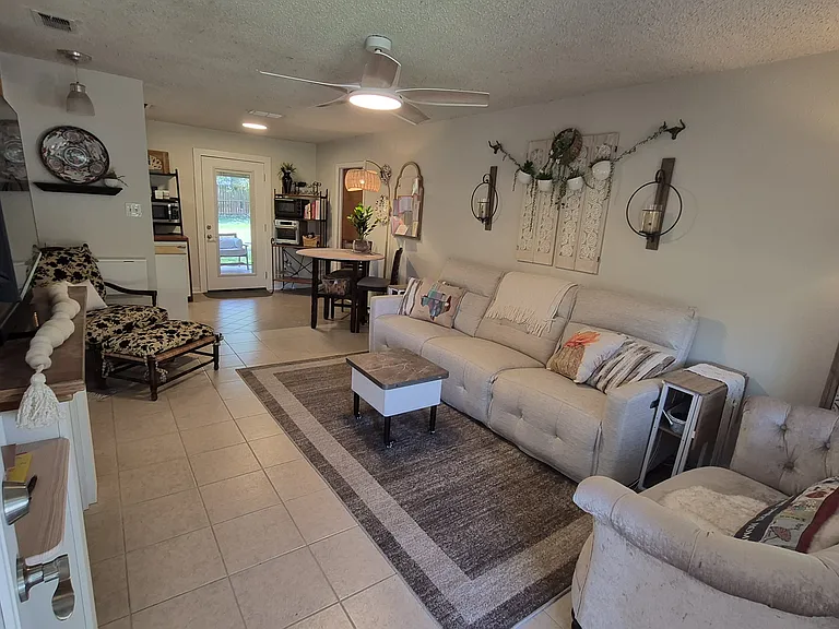 502 E Ash Dr — Photo 2