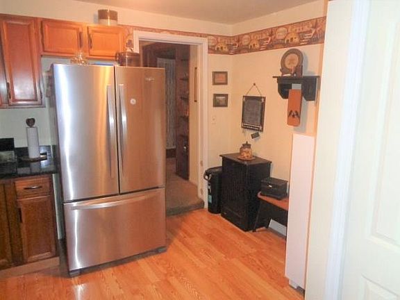 5th image of 422 E Ward St