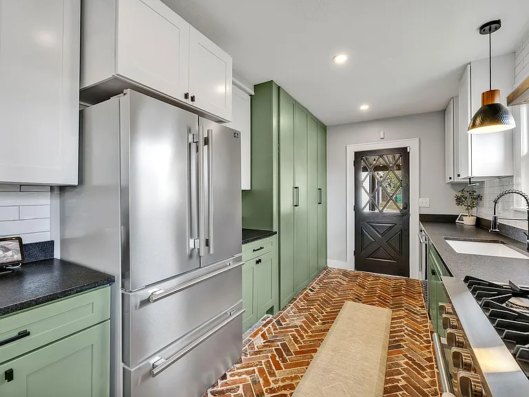 335 Dupont Ave — Photo 18