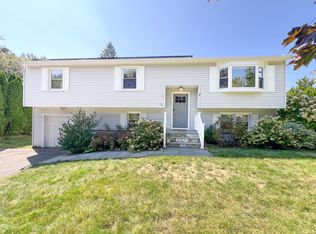 27 Tapping Cir, Milford, CT 06460