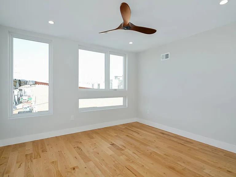 2460 Dickinson St — Photo 14