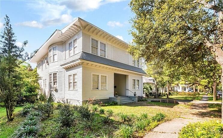 4 plex is in a circa 1919 home built for the Whitney-Bodden Shipping company treasurer. Apt 3 is 2nd floor on left hand side (east side).