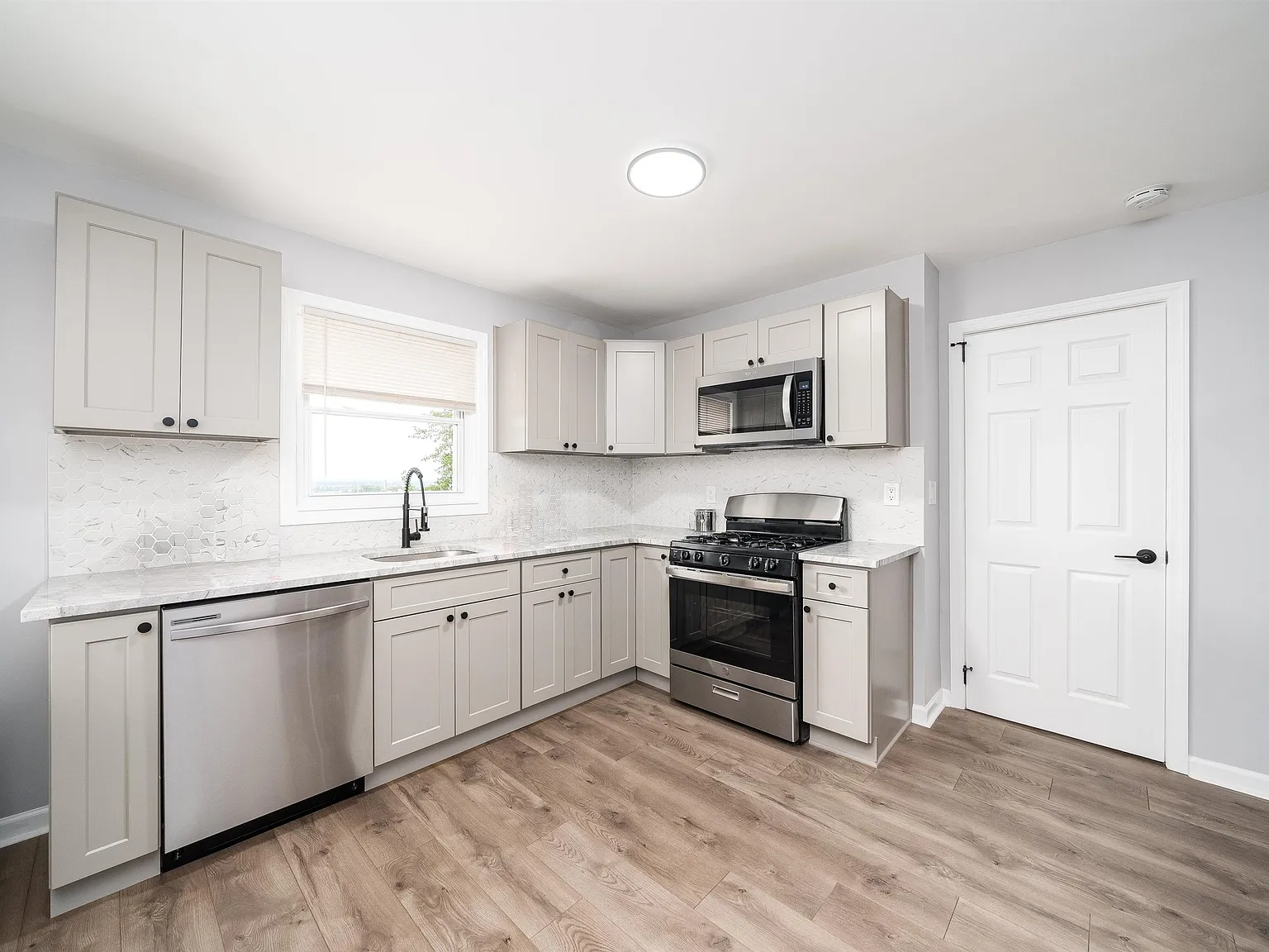 1 bed, 1.0 bath, 600 sqft, $1,900 — Photo 2