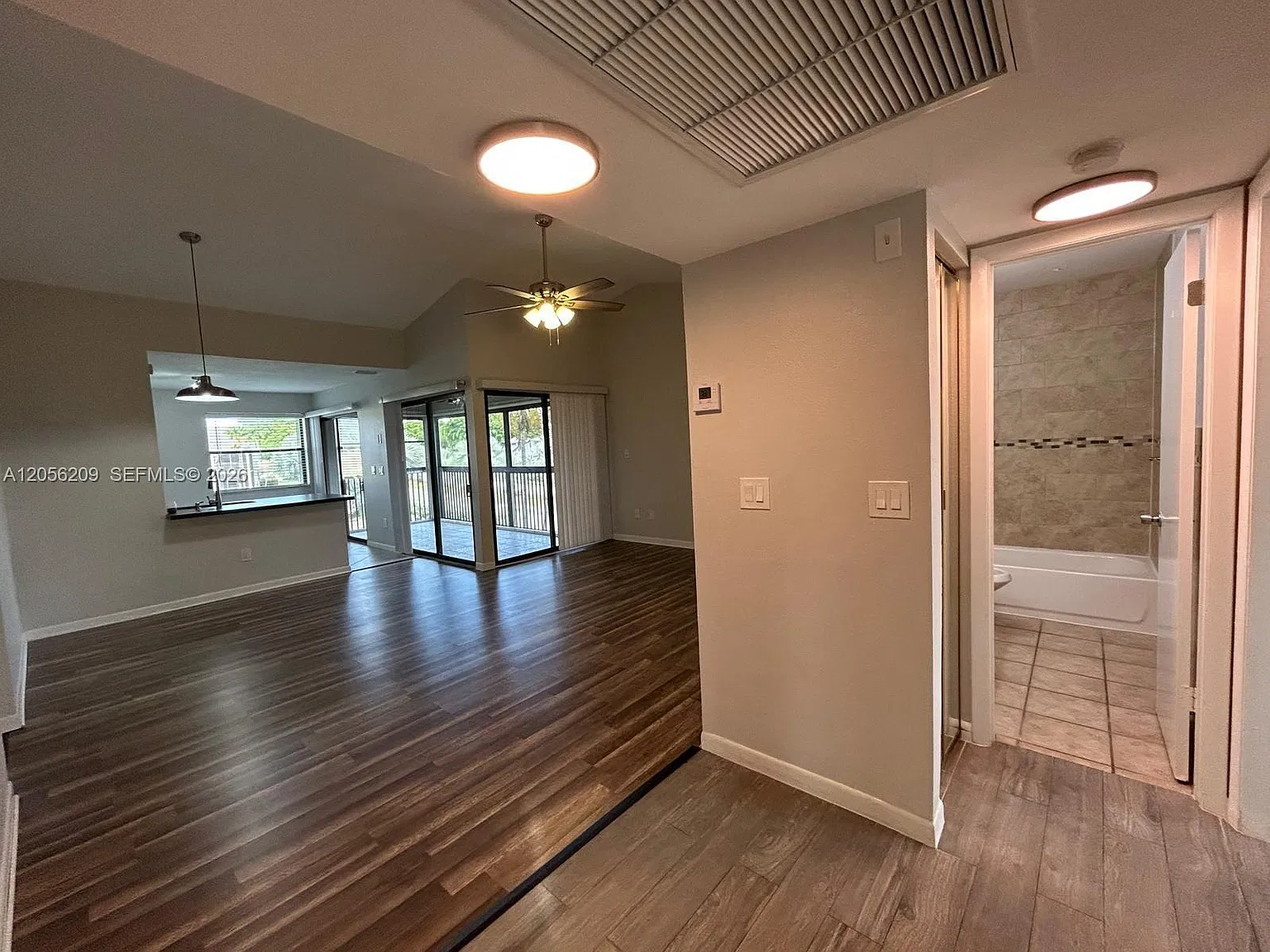 3 bed, 970 sqft, $2,100 — Photo 2