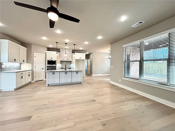 2nd image of 602 Oakley St