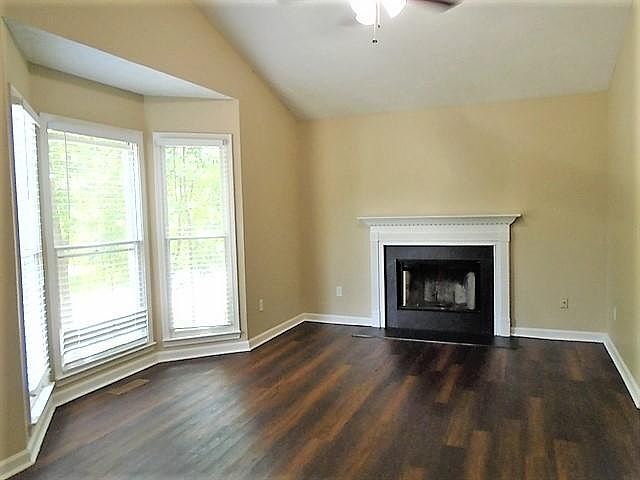 2nd image of 140 Silverthorne Trl