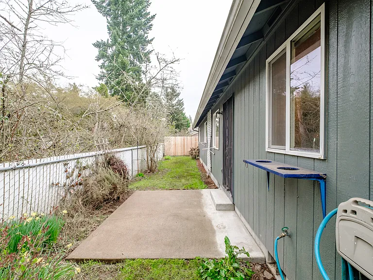 831 NW Teak Loop — Photo 40