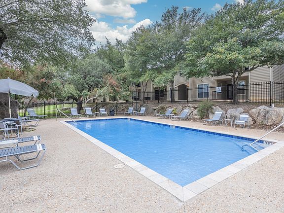 A resort style pool at Crosspoint Oaks at Boerne, TX.