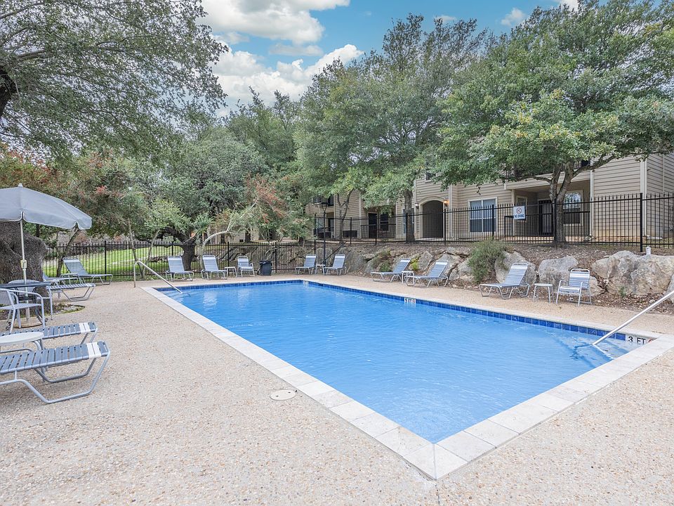 A resort style pool at Crosspoint Oaks at Boerne, TX.