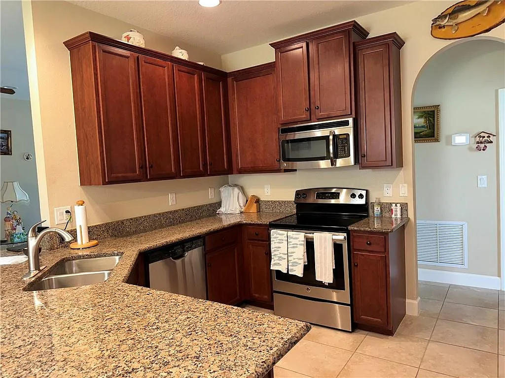 4 bed, 2046 sqft, $2,600 — Photo 2