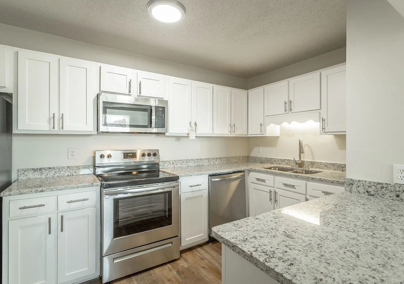 Kate's View Apartments | Updated North Chattanooga Apartments with Scenic Views — Photo 1