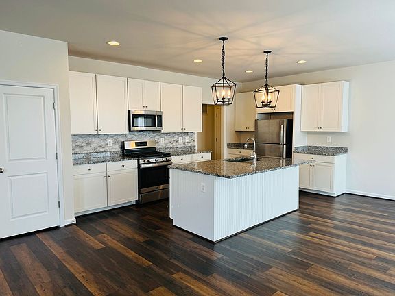 5th image of 454 Coastal Ave