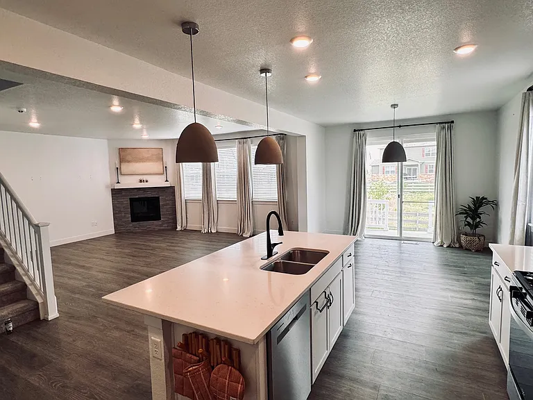 1710 Westport Ave — Photo 6