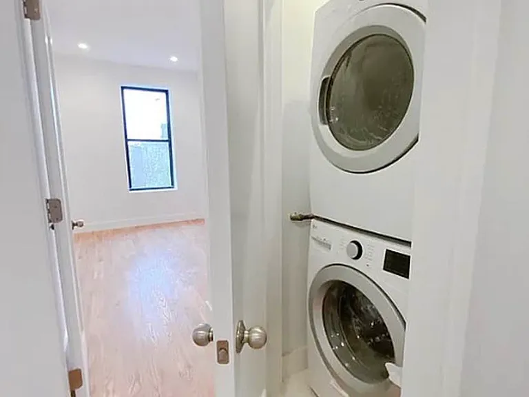 1060 Seneca Ave #Penthouse 2 — Photo 6