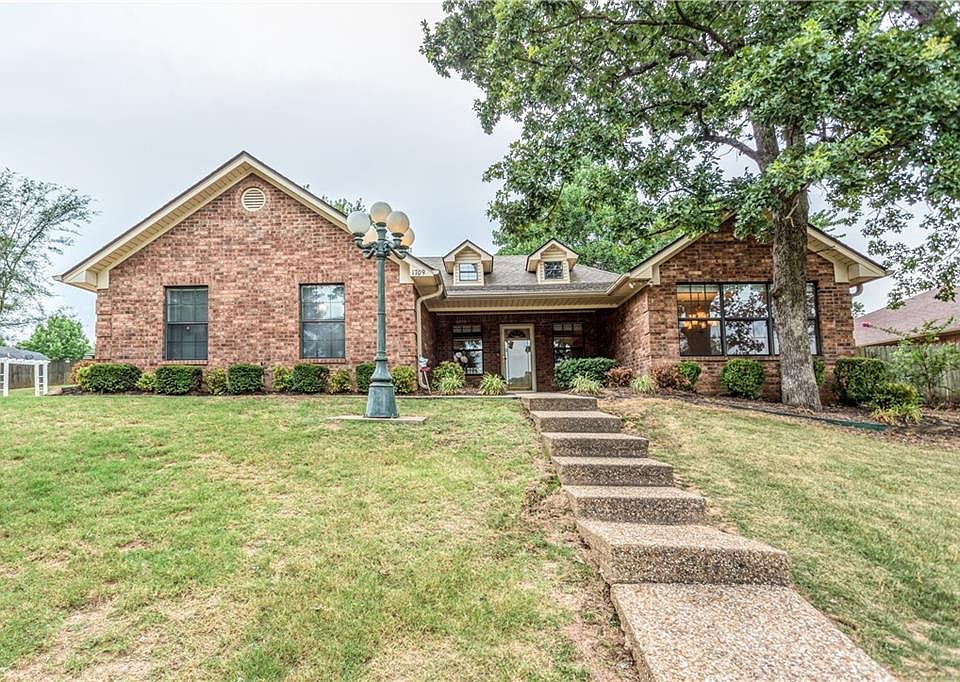 1st image of 1709 Somerset Way