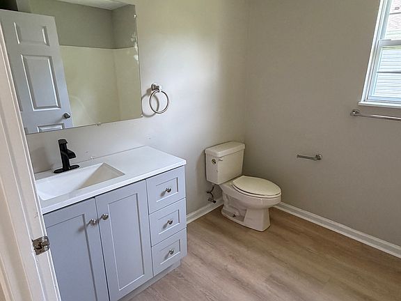 4th image of 3909 Selma Ave