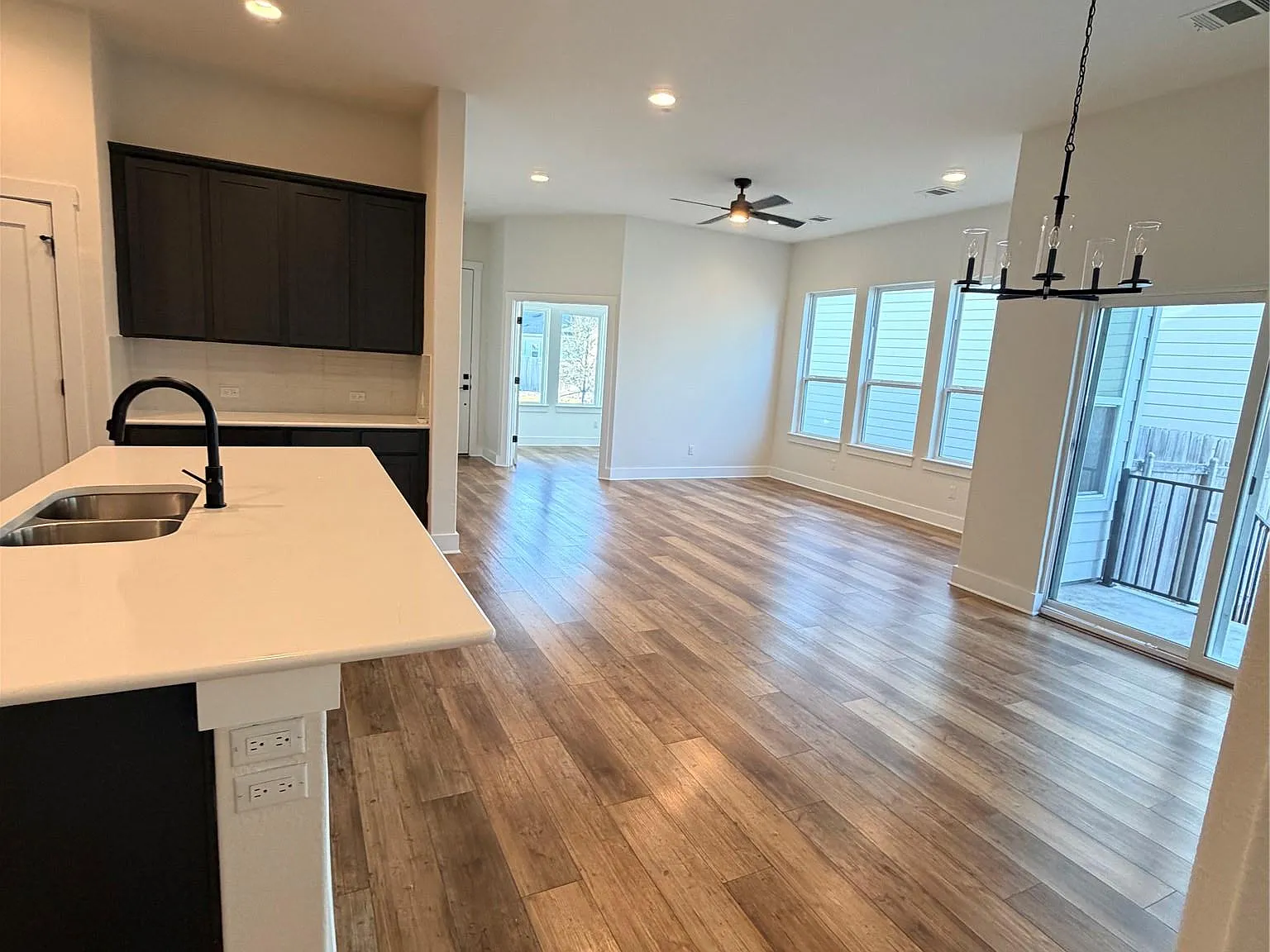 3 bed, 2.5 bath, 1982 sqft, $2,700 — Photo 3