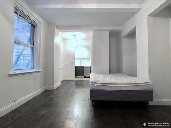 3rd image of 315 E 43rd St #303