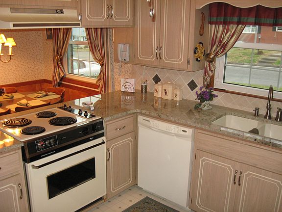 Updated Kitchen w Dining Nook
