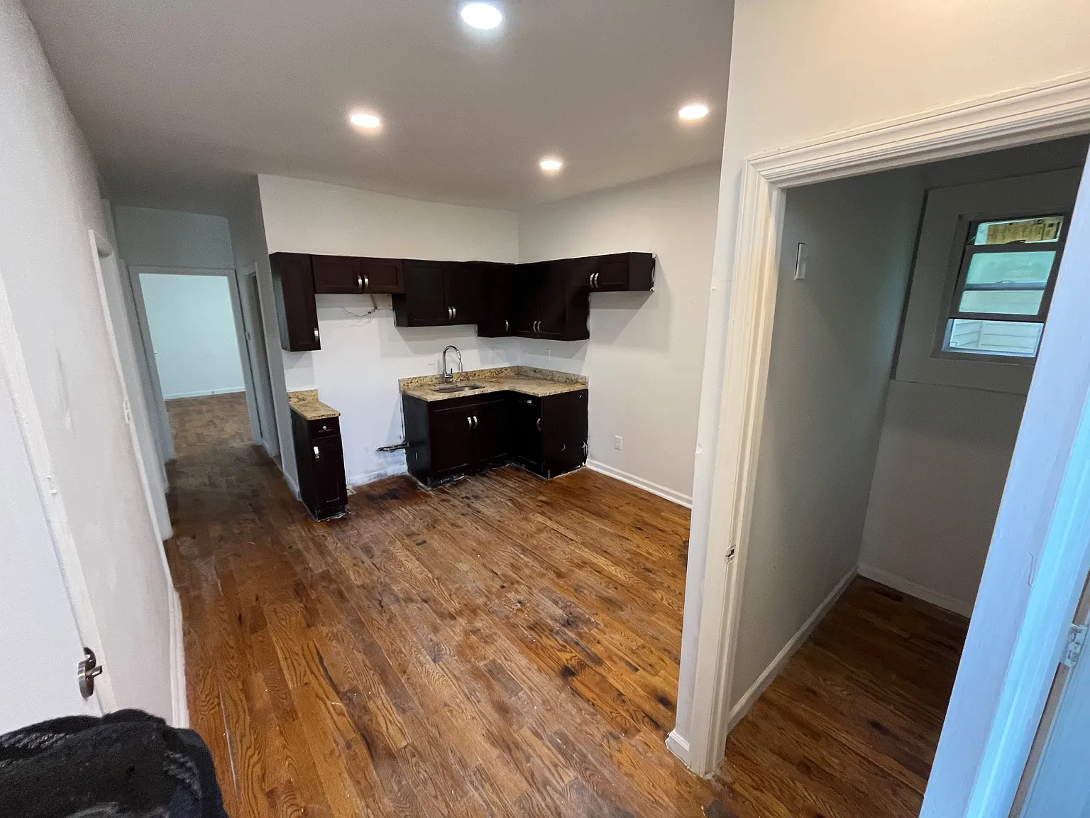 3 bed, 1000 sqft, $2,200 — Photo 2