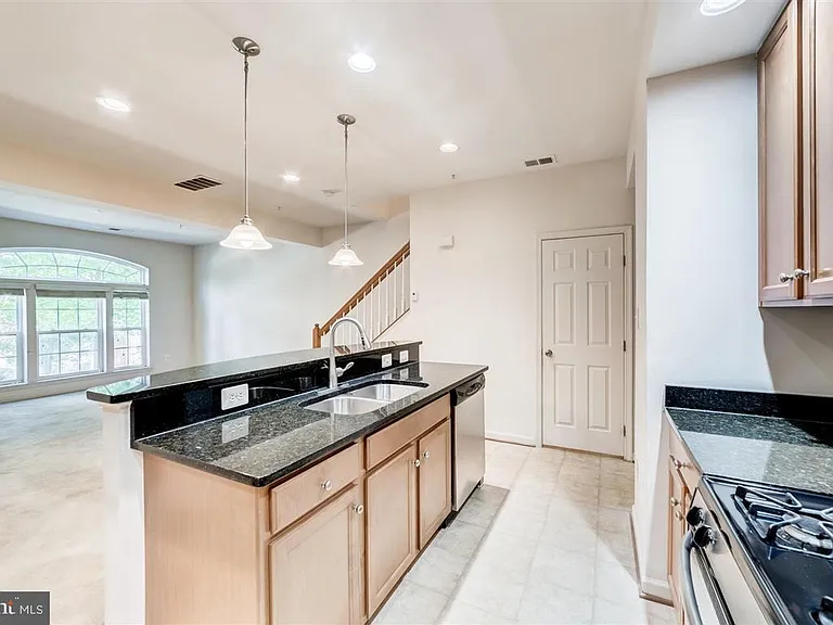 2513 Eastbourne Dr — Photo 6