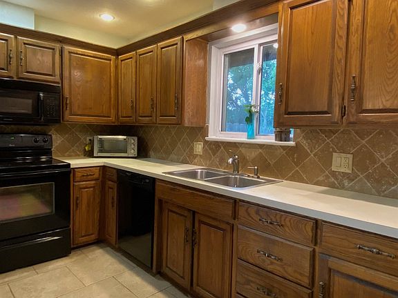 3rd image of 1702 Gingham Ln