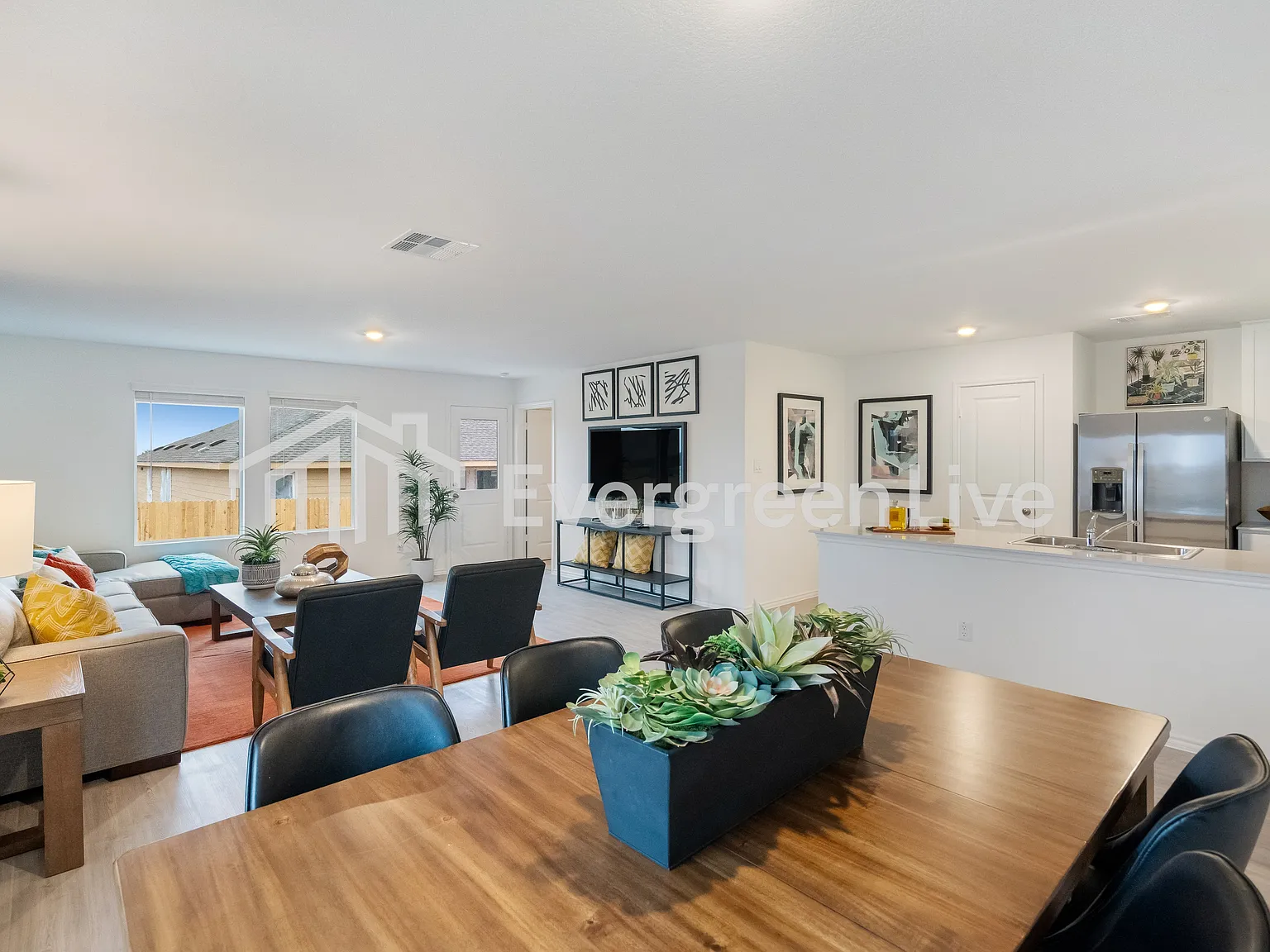 4 bed, 2.0 bath, 1720 sqft, $1,705 — Photo 3
