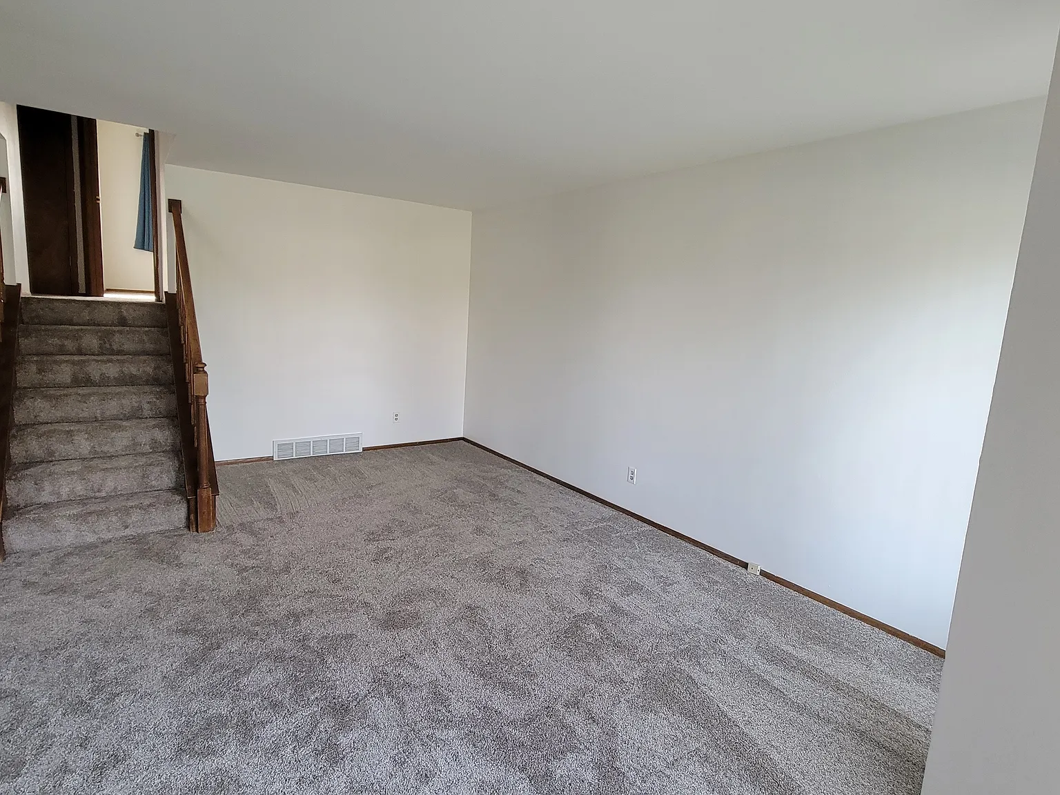 8233 Imperial — Photo 2