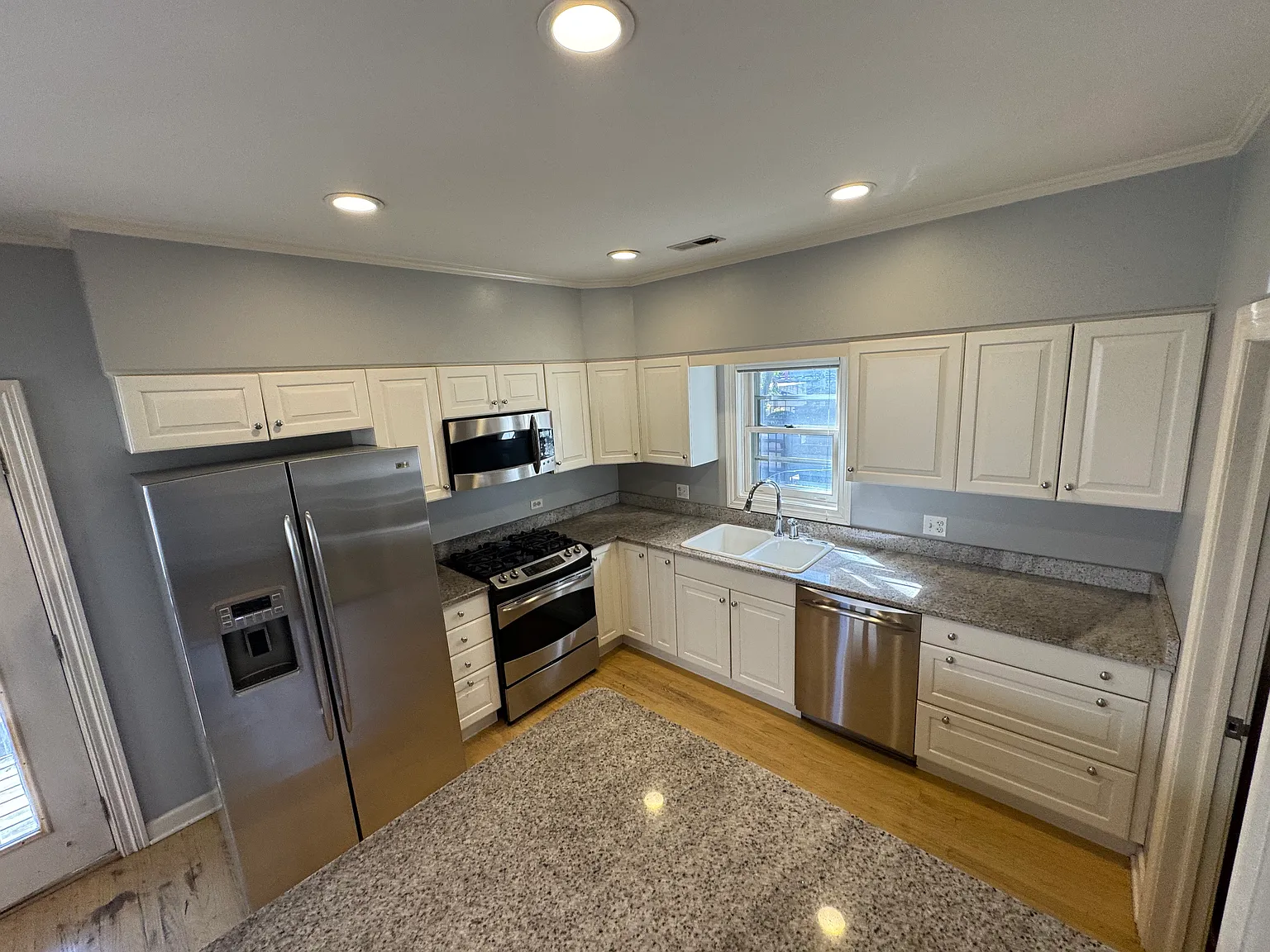 927 W Altgeld Street — Photo 1