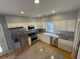 927 W Altgeld St, Chicago, IL