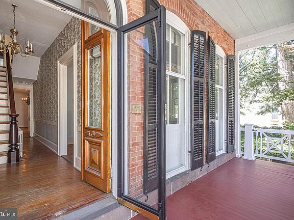 5th image of 35 Perry St