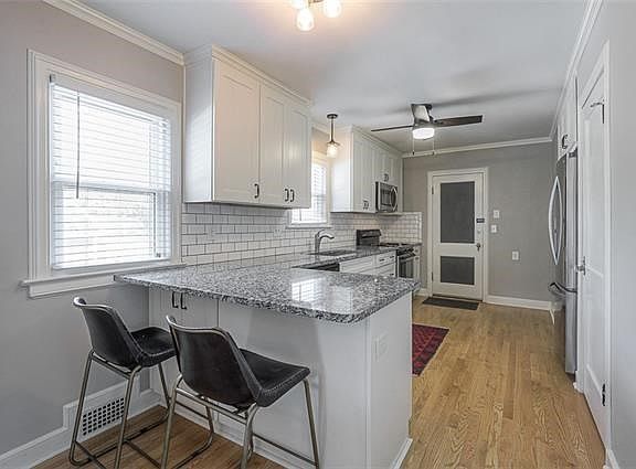 5th image of 1008 W 77th Ter