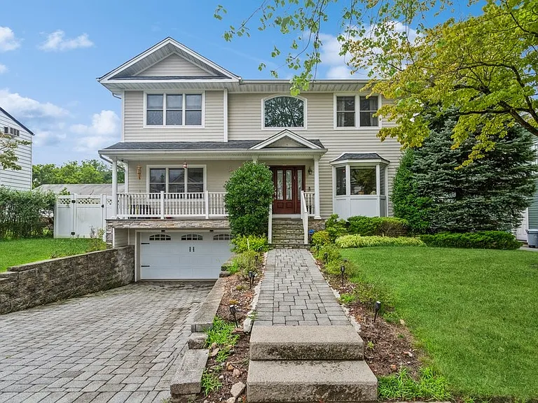 20 Holland Ave — Photo 1