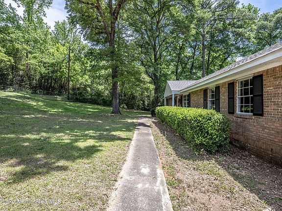 3rd image of 818 Godwin Rd