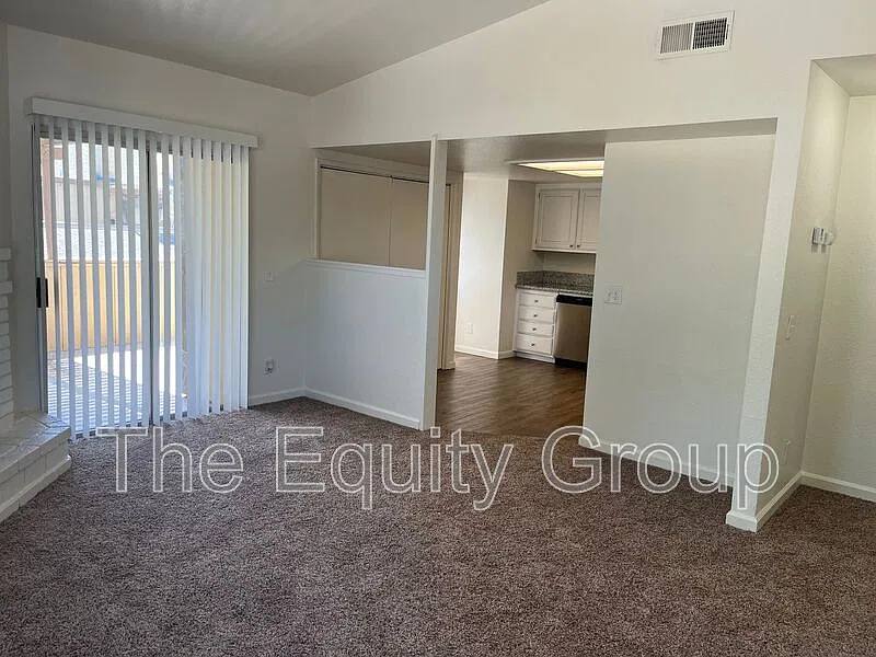 2 bed, 1.0 bath, 877 sqft, $1,340 — Photo 2