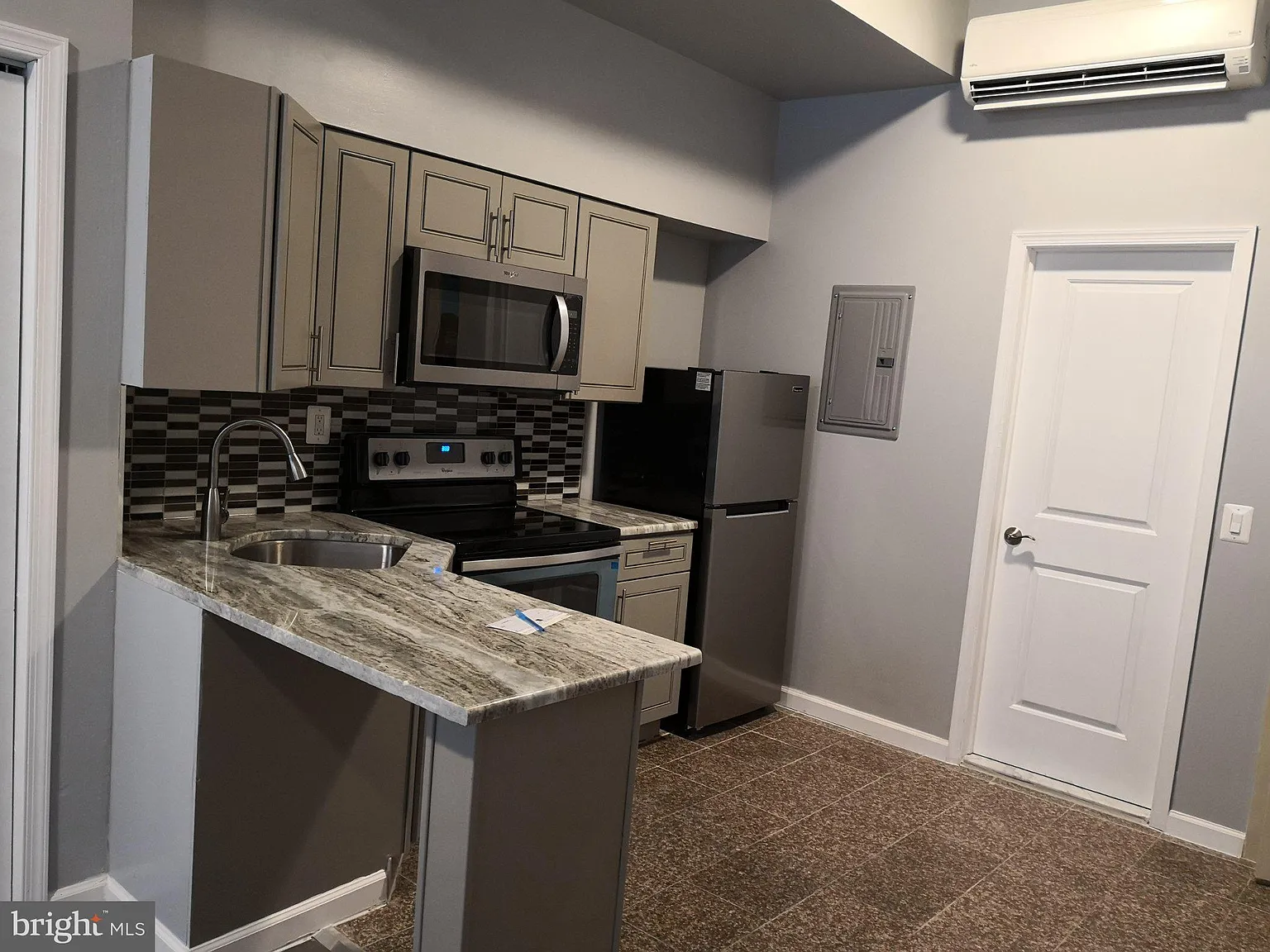 Studio, 1.0 bath, 400 sqft, $1,100 — Photo 3