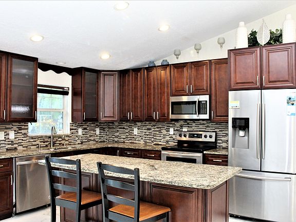 5th image of 2397 SE Gillette Ave