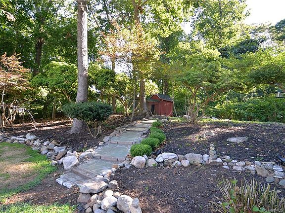 5th image of 28 Briarwood Dr