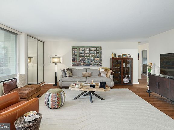 4th image of 604 S Washington Sq APT 202