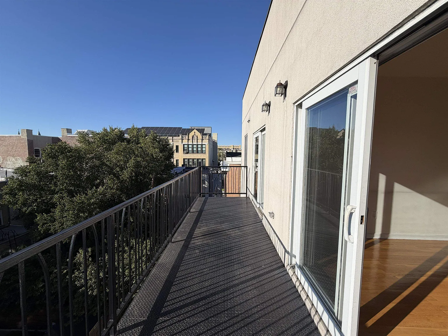 3 bed, 2.0 bath, 1136 sqft, $5,475 — Photo 2