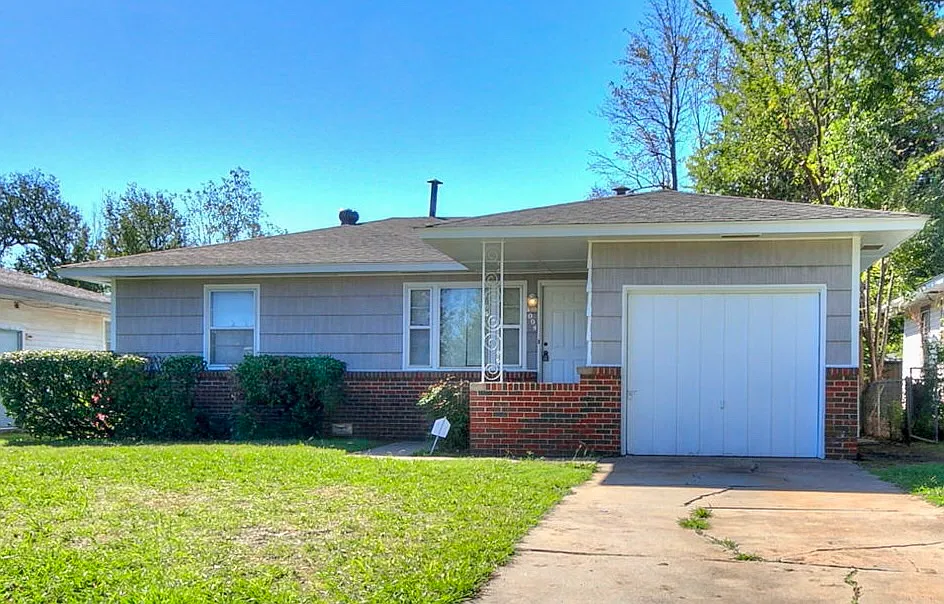 3 bed, 1300 sqft, $1,250 — Photo 1