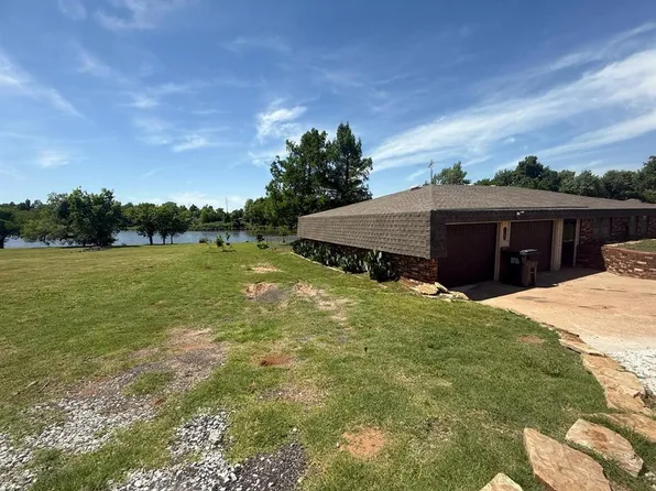 2073 Lakeview Dr, Crescent, OK 73028