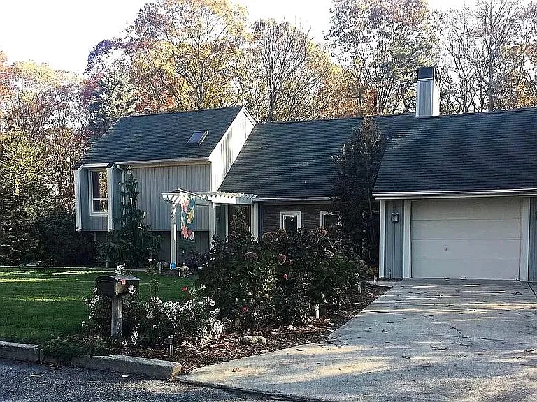 66 Newcastle Dr — Photo 2