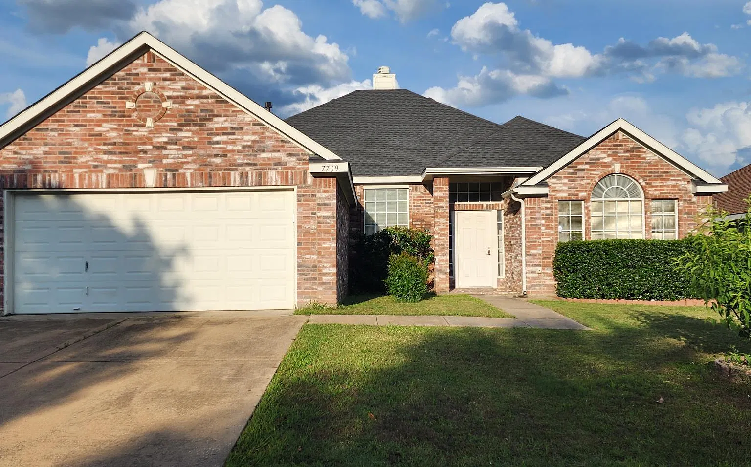 4 bed, 2060 sqft, $2,400 — Photo 2