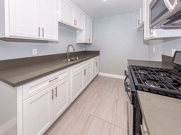 3rd image of 916 N Inglewood Ave APT 5