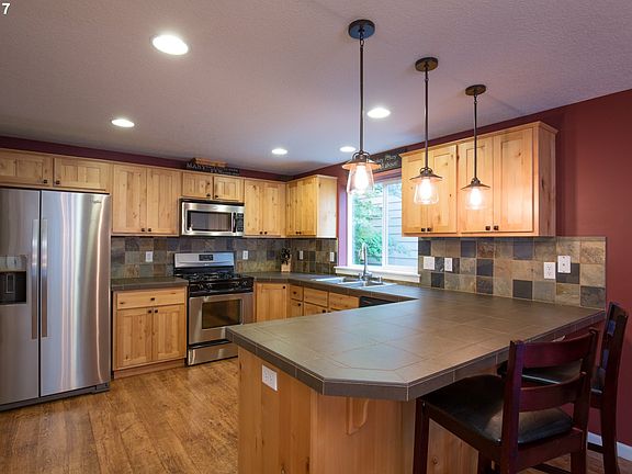 5th image of 521 SE 13th Ave