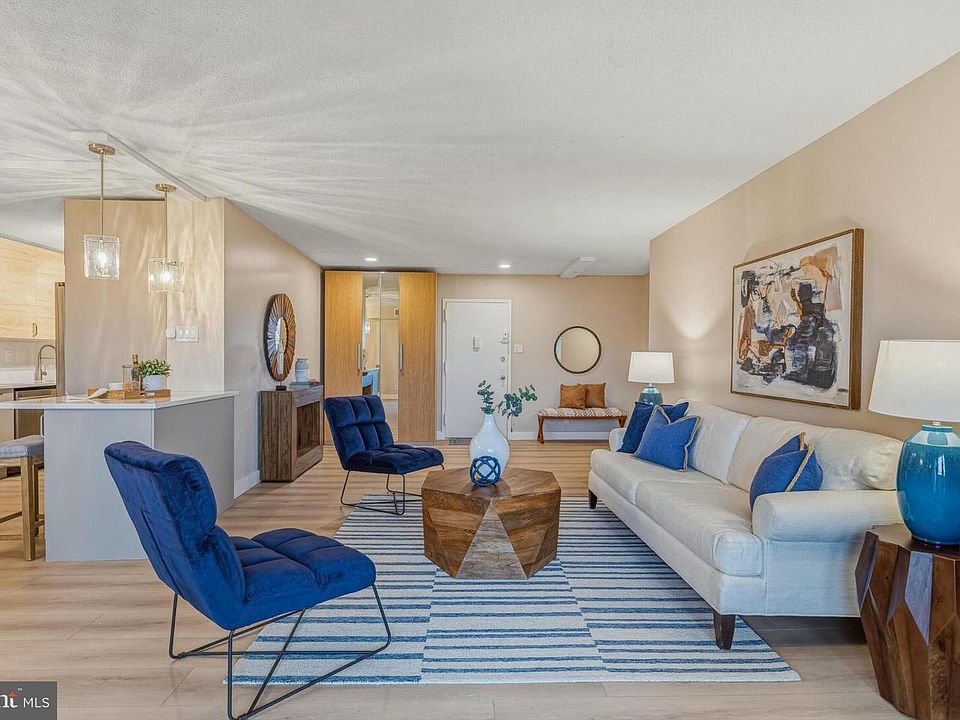 1st image of 309 Yoakum Pkwy APT 1003
