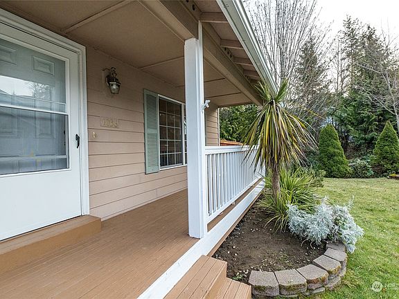 2nd image of 1036 NE Beaumont Ln