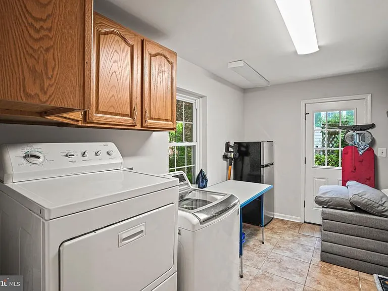 6117 Larstan Dr — Photo 2